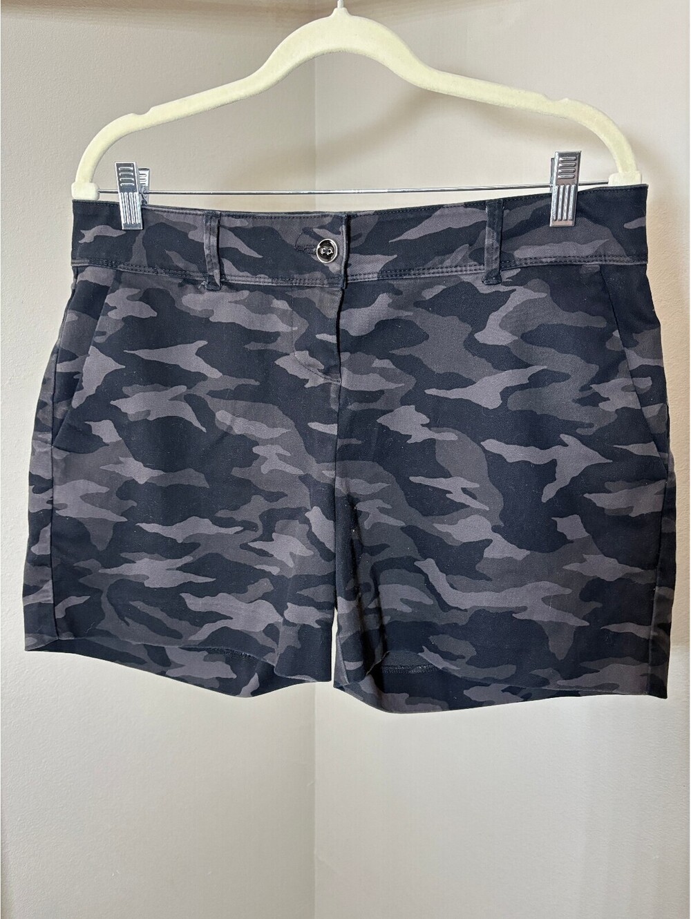 Isaac Mizrahi New York, Women's Size 10 Black and Gray Camo Print Shorts